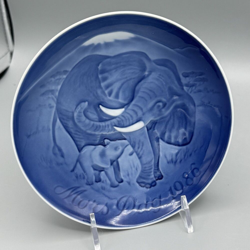 1986 Bing and Grondahl Blue White Mors Dag Mothers Day Plate Elephant and Calf